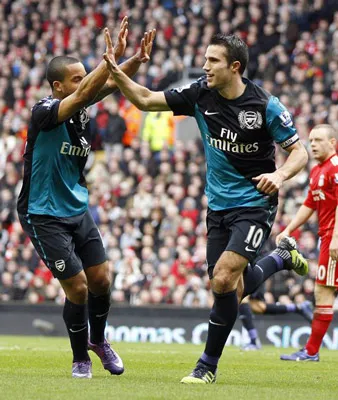 Giải Ngoại hạng Anh: Van Persie tỏa sáng giúp Arsenal thắng Liverpool 2 - 1
