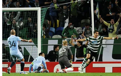 Hậu vệ Xandao (phải, Spoting Lisbon) sau khi thực hiện cú đánh gót ghi bàn thắng vào lưới Man.City. Hậu vệ Xandao (phải, Spoting Lisbon) sau khi thực hiện cú đánh gót ghi bàn thắng vào lưới Man.City.