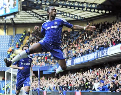 Tiền đạo Drogba vui mừng sau khi ghi bàn vào lưới Stoke City. Tiền đạo Drogba vui mừng sau khi ghi bàn vào lưới Stoke City.