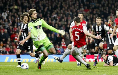 Trung vệ Thomas Vermaelen (số 5) sút tung lưới thủ môn Tim Krul ghi bàn ấn định chiến thắng 2 - 1 cho Arsenal. Trung vệ Thomas Vermaelen (số 5) sút tung lưới thủ môn Tim Krul ghi bàn ấn định chiến thắng 2 - 1 cho Arsenal.