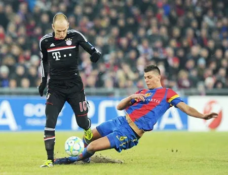Granit Xhaka (phải, Basel) cố xoạc bóng trong chân Arjen Robben (Bayern) ở trận lượt đi Granit Xhaka (phải, Basel) cố xoạc bóng trong chân Arjen Robben (Bayern) ở trận lượt đi