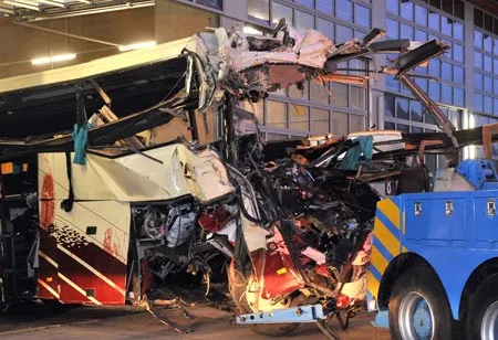 Chiếc xe buýt bị biến dạng sau vụ tai nạn. Ảnh: AFP Chiếc xe buýt bị biến dạng sau vụ tai nạn. Ảnh: AFP