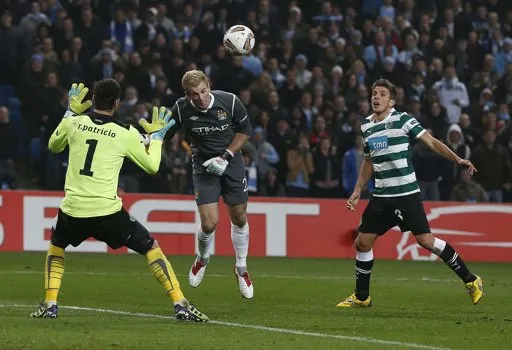 Thủ môn Rui Patricio (trái, Sporting Lisbon) xuất sắc cản phá pha đánh đầu của thủ môn Joe Hart (giữa, Man.City) ở phút cuối cùng của trận đấu. Ảnh: Reuters.