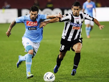 Hậu vệ Inter Yuto Nagatomo (trái) tranh bóng với Maximiliano Moralez (Atalanta) Hậu vệ Inter Yuto Nagatomo (trái) tranh bóng với Maximiliano Moralez (Atalanta)