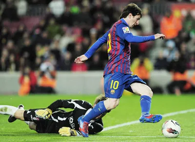 Lionel Messi vượt qua thủ môn Julio Cesar Jacobi của Granada. Lionel Messi vượt qua thủ môn Julio Cesar Jacobi của Granada.