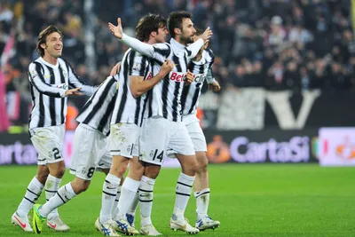 Niềm vui của các cầu thủ Juventus sau khi tiền đạo Mirko Vucinic (số 14) ghi bàn vào lưới AC Milan. Niềm vui của các cầu thủ Juventus sau khi tiền đạo Mirko Vucinic (số 14) ghi bàn vào lưới AC Milan.