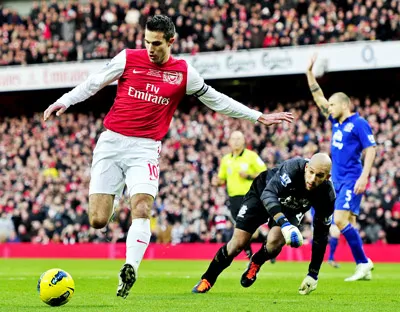 Tiền đạo Robin Van Persie (trái, Arsenal) trong một pha uy hiếp khung thành Everton ở trận lượt đi. Tiền đạo Robin Van Persie (trái, Arsenal) trong một pha uy hiếp khung thành Everton ở trận lượt đi.