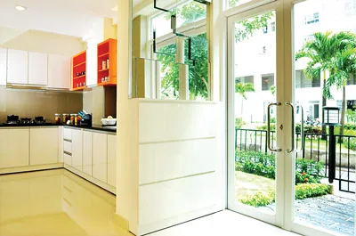 Tất cả cửa của căn hộ đều hướng ra khoảng sân vườn Tất cả cửa của căn hộ đều hướng ra khoảng sân vườn