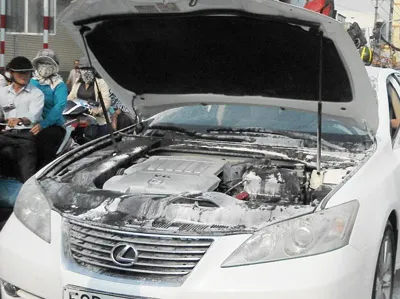 Ô tô Lexus đang chạy bốc cháy