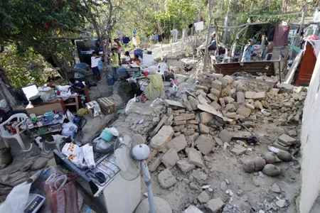 Một bức tường bị sập ở Mexico City. Ảnh: AFP Một bức tường bị sập ở Mexico City. Ảnh: AFP