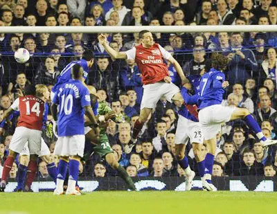 Trung vệ Thomas Vermaelen (áo đỏ, giữa) bật cao đánh đầu ghi bàn thắng duy nhất cho Arsenal. Ảnh: AFP Trung vệ Thomas Vermaelen (áo đỏ, giữa) bật cao đánh đầu ghi bàn thắng duy nhất cho Arsenal. Ảnh: AFP