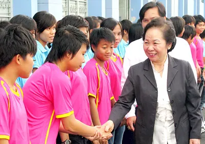 Phó Chủ tịch nước Nguyễn Thị Doan thăm đội bóng đá nữ TPHCM