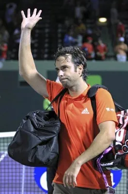 Fernando Gonzalez vẫy tay chào khán giả. Fernando Gonzalez vẫy tay chào khán giả.