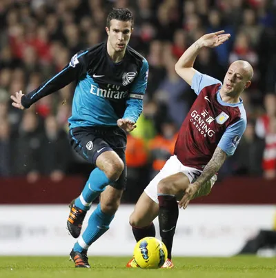 Robin van Persie (trái, Arsenal) vượt qua hậu vệ Alan Hutton (Aston Villa) ở trận lượt đi Robin van Persie (trái, Arsenal) vượt qua hậu vệ Alan Hutton (Aston Villa) ở trận lượt đi