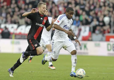 Jefferson Farfan (phải, Schalke) cố thoát qua Michal Kadlec (Leverkusen). Jefferson Farfan (phải, Schalke) cố thoát qua Michal Kadlec (Leverkusen).