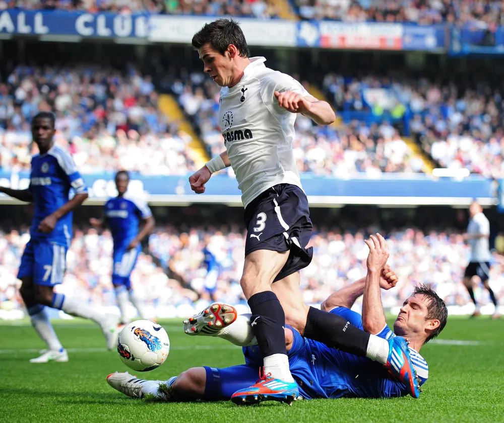 Frank Lampard (Chelsea) truy cản quyết liệt pha đi bóng của tiền vệ Gareth Bale (Tottenham). Frank Lampard (Chelsea) truy cản quyết liệt pha đi bóng của tiền vệ Gareth Bale (Tottenham).