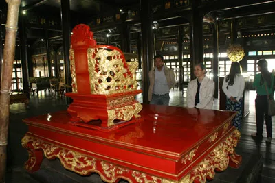 Trưng bày hiện vật cổ tại điện Long An Trưng bày hiện vật cổ tại điện Long An