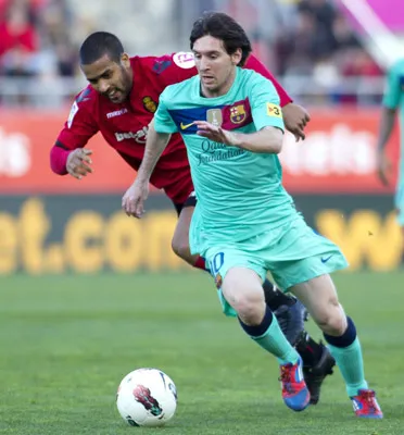 Messi chinh phục 2 kỷ lục trong cùng 1 ngày: Đùa giỡn với con số