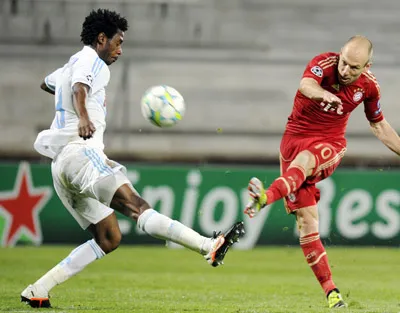 Tiền vệ Arjen Robben (Bayern Munich) tung cú sút trước hậu vệ Nicolas Nkoulou của Marseille. Tiền vệ Arjen Robben (Bayern Munich) tung cú sút trước hậu vệ Nicolas Nkoulou của Marseille.