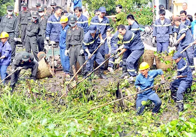 Khơi thông hệ thống kênh rạch
