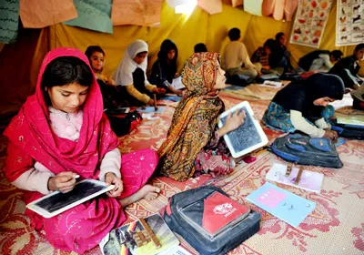 Các bé gái Afghanistan tham gia một lớp học. Các bé gái Afghanistan tham gia một lớp học.