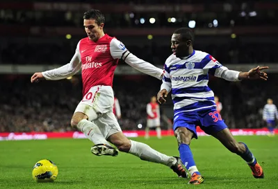 Tiền đạo Robin Van Persie (trái, Arsenal) vượt qua Shaun Wright-Phillips (QPR) ở lượt đi Tiền đạo Robin Van Persie (trái, Arsenal) vượt qua Shaun Wright-Phillips (QPR) ở lượt đi