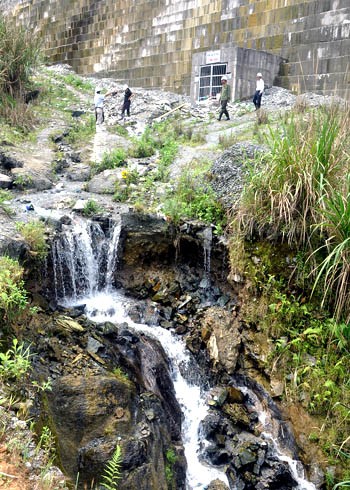 Water flows from leaks of the dam ( photo VNExpress) Water flows from leaks of the dam ( photo VNExpress)