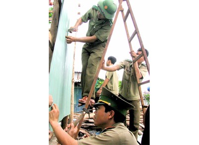 Border army personnel help repair houses of residents in the Mekong Delta province of Ca Mau (Photo: SGGP) Border army personnel help repair houses of residents in the Mekong Delta province of Ca Mau (Photo: SGGP)
