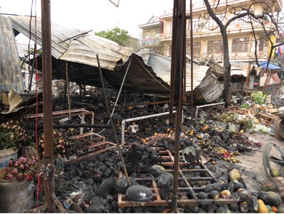 Fruit and vegetable kiosks gutted in the fire in Dong Hoi Market on April 2 (Photo: SGGP) Fruit and vegetable kiosks gutted in the fire in Dong Hoi Market on April 2 (Photo: SGGP)