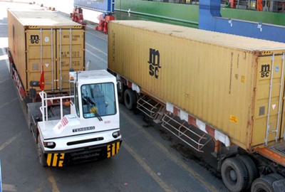Container-lorries will pay up to VND1.44 million a year as road maintenance fee (Photo: SGGP) Container-lorries will pay up to VND1.44 million a year as road maintenance fee (Photo: SGGP)