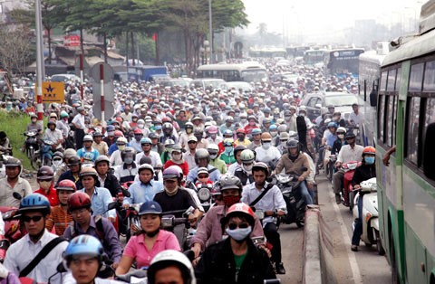 Traffic gridlock in the road to Sai Gon Bridge. The Ministry of Transport has been asked to promulgate regulations to erase traffic ‘hot spots Traffic gridlock in the road to Sai Gon Bridge. The Ministry of Transport has been asked to promulgate regulations to erase traffic ‘hot spots