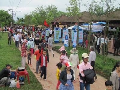 Countryside market festival (Photo: SGGP) Thanh Toan ancient tile bridge in Hue(Photo: SGGP) Bac Chung (Big Brass Bell) (Photo: SGGP) Dac Khanh (Big Stone Gong) (Photo: SGGP) Countryside market festival (Photo: SGGP) Thanh Toan ancient tile bridge in Hue(Photo: SGGP) Bac Chung (Big Brass Bell) (Photo: SGGP) Dac Khanh (Big Stone Gong) (Photo: SGGP)