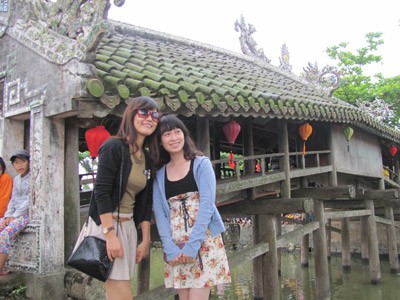 Thanh Toan ancient tile bridge in Hue(Photo: SGGP) Bac Chung (Big Brass Bell) (Photo: SGGP) Dac Khanh (Big Stone Gong) (Photo: SGGP) Thanh Toan ancient tile bridge in Hue(Photo: SGGP) Bac Chung (Big Brass Bell) (Photo: SGGP) Dac Khanh (Big Stone Gong) (Photo: SGGP)