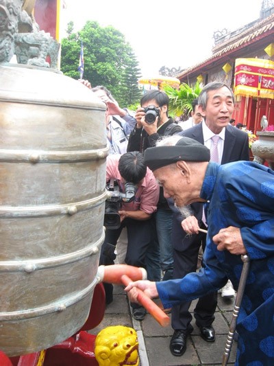 Bac Chung (Big Brass Bell) (Photo: SGGP) Dac Khanh (Big Stone Gong) (Photo: SGGP) Bac Chung (Big Brass Bell) (Photo: SGGP) Dac Khanh (Big Stone Gong) (Photo: SGGP)