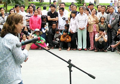 Mary McBride performs at Hue Central Hospital (Photo: SGGP) Mary McBride performs at Hue Central Hospital (Photo: SGGP)