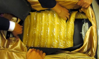 Thai passenger caught carrying drugs in false bottom of suitcase at Tan Son Nhat International Airport in HCMC (Photo: Tuoi Tre) Thai passenger caught carrying drugs in false bottom of suitcase at Tan Son Nhat International Airport in HCMC (Photo: Tuoi Tre)