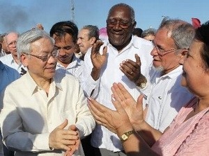 General Secretary Nguyen Phu Trong (L) meets with Cuban people at a meeting at Hai Phong Wharf in Havana Port (Photo: VNA) General Secretary Nguyen Phu Trong (L) meets with Cuban people at a meeting at Hai Phong Wharf in Havana Port (Photo: VNA)