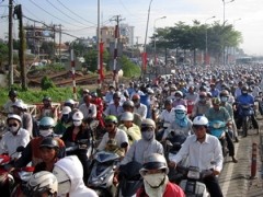 A serious traffic jam happens at Ho Chi Minh City’s Saigon Bridge (Photo:tuoi tre) A serious traffic jam happens at Ho Chi Minh City’s Saigon Bridge (Photo:tuoi tre)