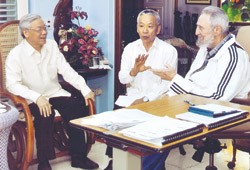 Party General Secretary Nguyen Phu Trong (L) visits Fidel Castro, leader of Cuba's revolution, on Wednesday