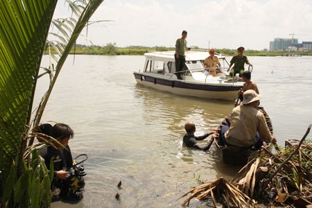 Rescue forces pull out bodies of four victims from the Giong Ong To River in District 2 of HCMC on April 13 (Photo: SGGP) Rescue forces pull out bodies of four victims from the Giong Ong To River in District 2 of HCMC on April 13 (Photo: SGGP)