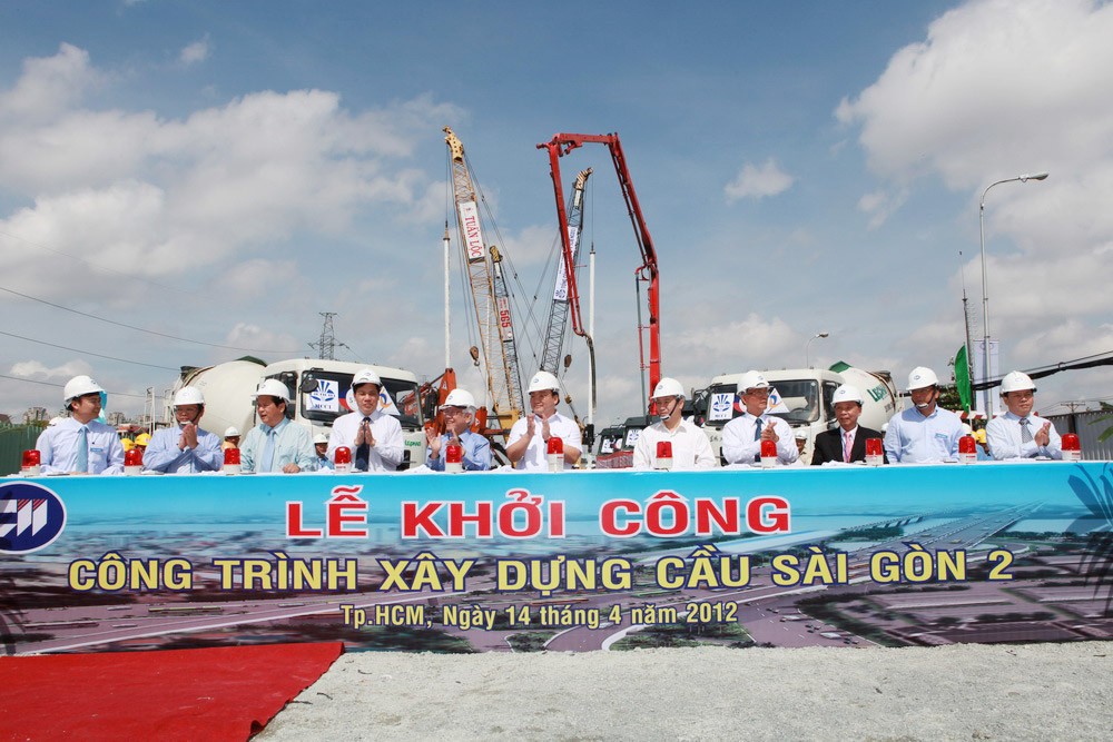Representatives from the HCM City and Infrastructure Investment Company at the ground-breaking ceremony of Saigon Bridge 2, on April 14 (Photo:SGGP) Representatives from the HCM City and Infrastructure Investment Company at the ground-breaking ceremony of Saigon Bridge 2, on April 14 (Photo:SGGP)