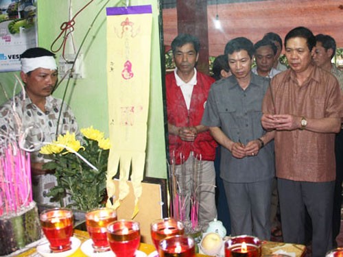 Leaders of Thai Nguyen condole the death of Vu Thi Hong, the landslide victim (Photo Nguoi Lao dong) Leaders of Thai Nguyen condole the death of Vu Thi Hong, the landslide victim (Photo Nguoi Lao dong)
