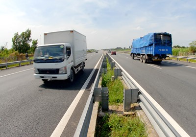 Trucks plying on HCMC-Trung Luong Expressway (Photo: SGGP) Trucks plying on HCMC-Trung Luong Expressway (Photo: SGGP)
