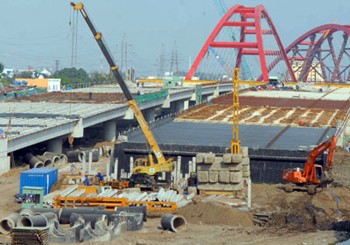 The incomplete construction on the Tan Son Nhat-Binh Loi outer belt road (Photo: SGGP)