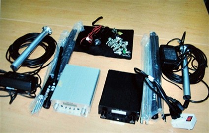 Equipments to jam radio frequencies and to carry out acts of espionage by Vo Viet Dzien ( photo Lao Dong ) Equipments to jam radio frequencies and to carry out acts of espionage by Vo Viet Dzien ( photo Lao Dong )