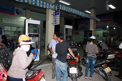 People flock to fill up gas before new price adjustment (Photo:SGGP) People flock to fill up gas before new price adjustment (Photo:SGGP)