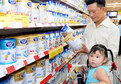 People worried about the prices of some essential commodities such as milk, drugs still increasing. (Photo: SGGP) People worried about the prices of some essential commodities such as milk, drugs still increasing. (Photo: SGGP)