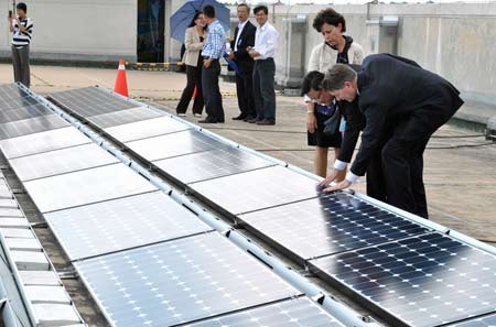 Rich Howarth, General Manager of Intel Products Vietnam with Le Hoai Quoc, Management Head of Saigon High-Tech Park, and Shelly Esque, Vice President at Intel Corporation (from right to left) at the new solar power station Rich Howarth, General Manager of Intel Products Vietnam with Le Hoai Quoc, Management Head of Saigon High-Tech Park, and Shelly Esque, Vice President at Intel Corporation (from right to left) at the new solar power station