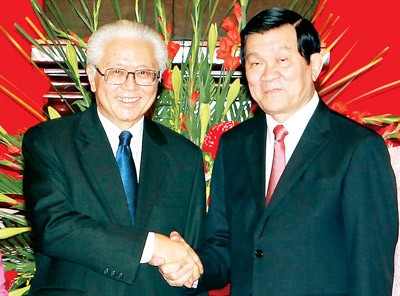 Singapore President Tony Tan Keng Yam talks wiht President Truong Tan Sang (R) (Photo: SGGP) Singapore President Tony Tan Keng Yam talks wiht President Truong Tan Sang (R) (Photo: SGGP)