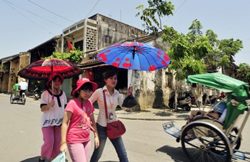 Record high temperatures hit northern and central regions (Photo: VnExpress) Record high temperatures hit northern and central regions (Photo: VnExpress)